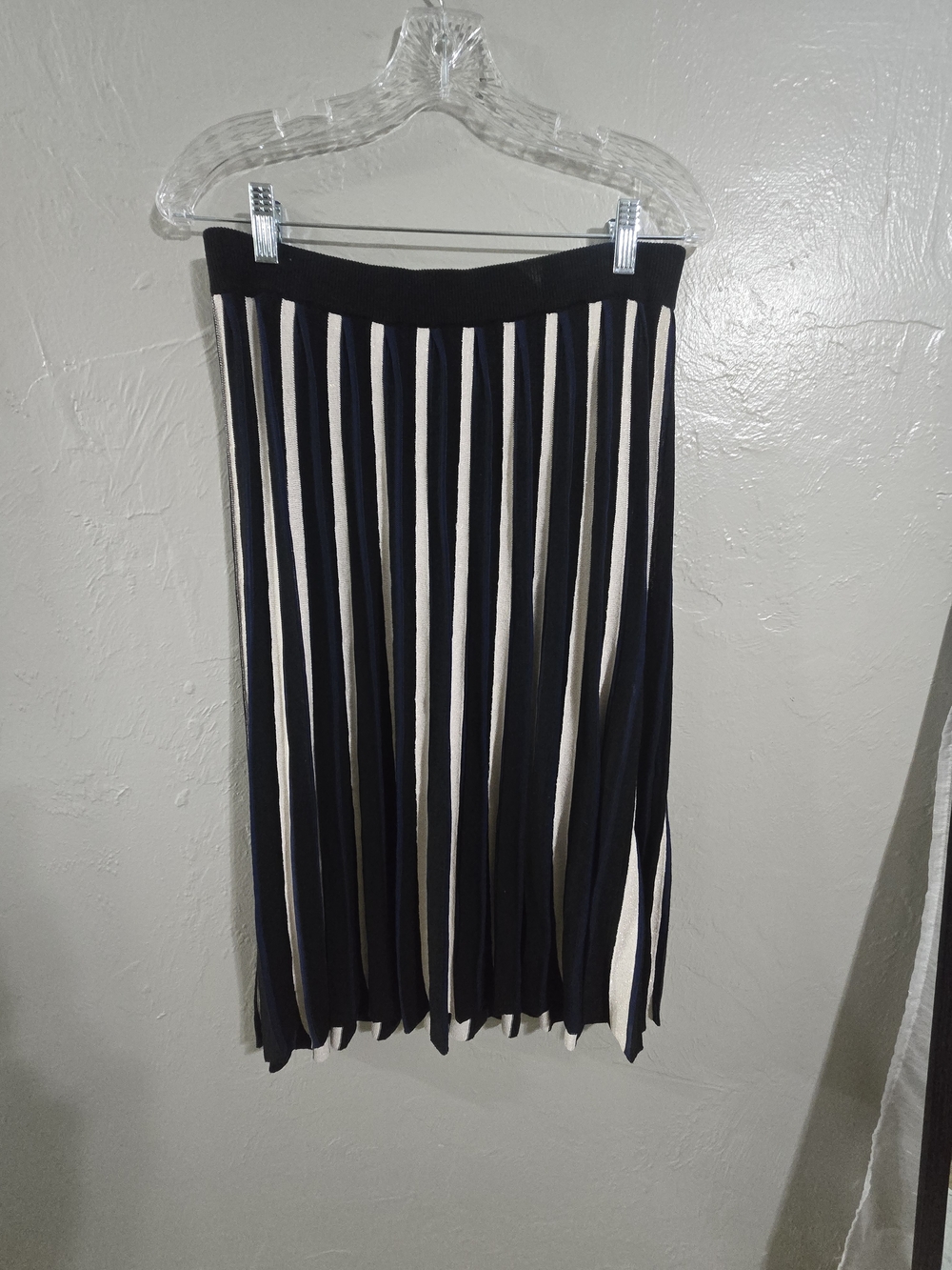 Leo And Sage Black and Cream Pleated Midi Skirt